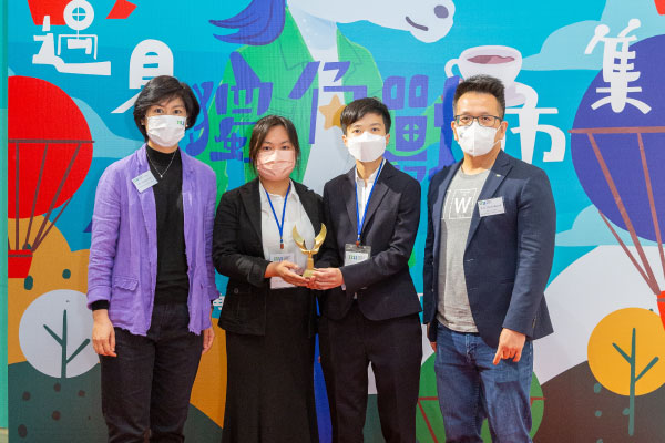 Tam Ka-hei (2nd from right), student in the BSc (Hons) in Physiotherapy programme, and her team hope to build a barrier-free online community for cancer patients and their carers to receive accurate information about cancer and strengthen their connections with other patients and the community through their project "Melting Cancer x Perfect Match".