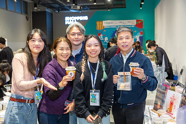 Council Member Mr Alan Cheung Yick-lun (1st from right) visits the Market with the IT Director of Lawsgroup, Mr Rico Lau (3rd from right).