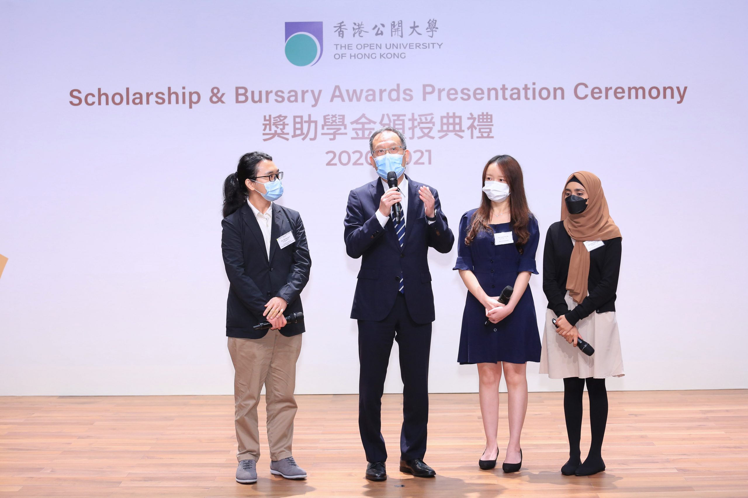 OUHK President Prof. Paul Lam Kwan-sing (second from left) interacts with three scholarship recipients. The students share their learning experience and express their appreciation to the donors.