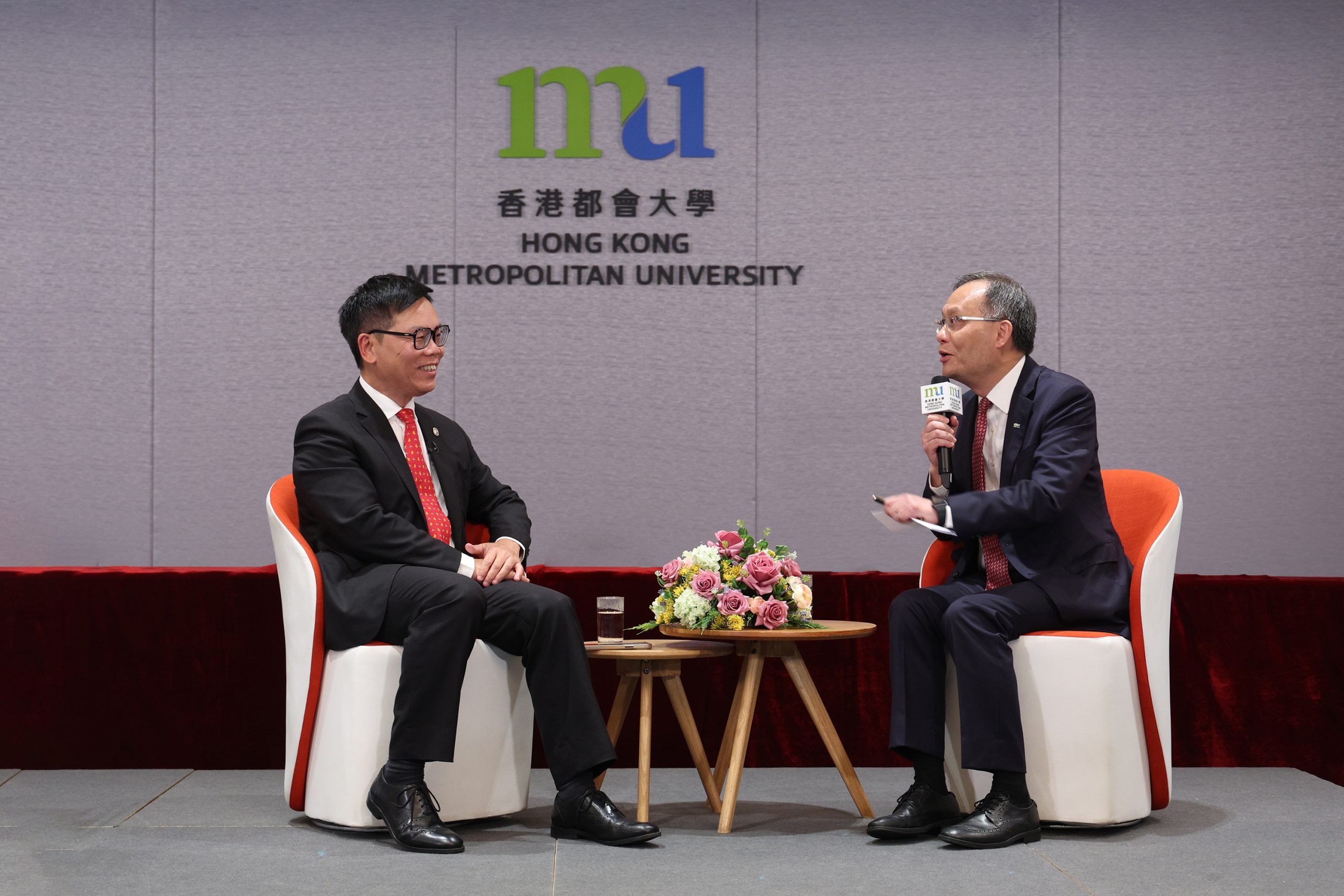 The participants enthusiastically ask questions during the question-and-answer session hosted by HKMU President Prof. Paul Lam Kwan-sing (right).