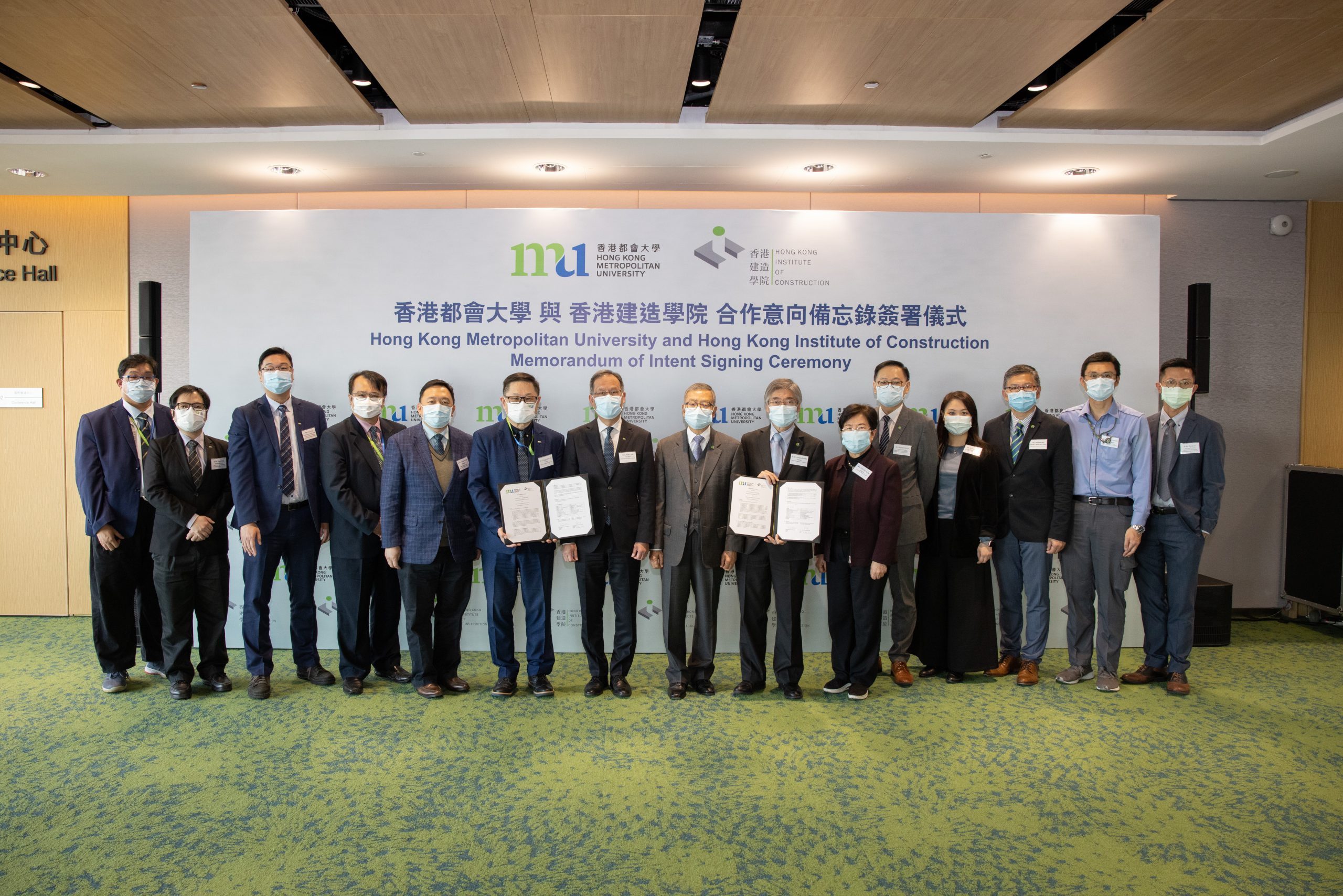 The guests take a group photo after the MOI signing ceremony.