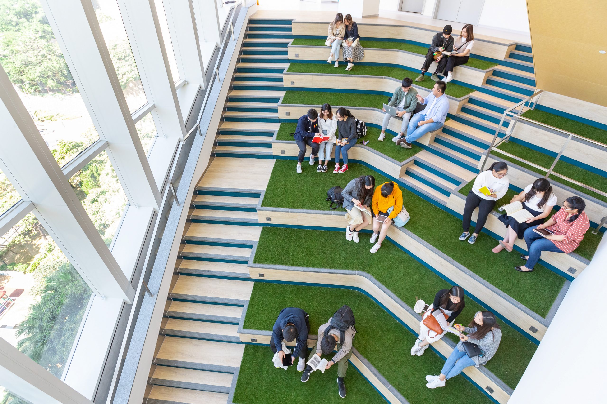 Connecting to different floors, the Academic Concourse is designed with high-ceiling curtain walls that allow ambient daylight to brighten up the area.