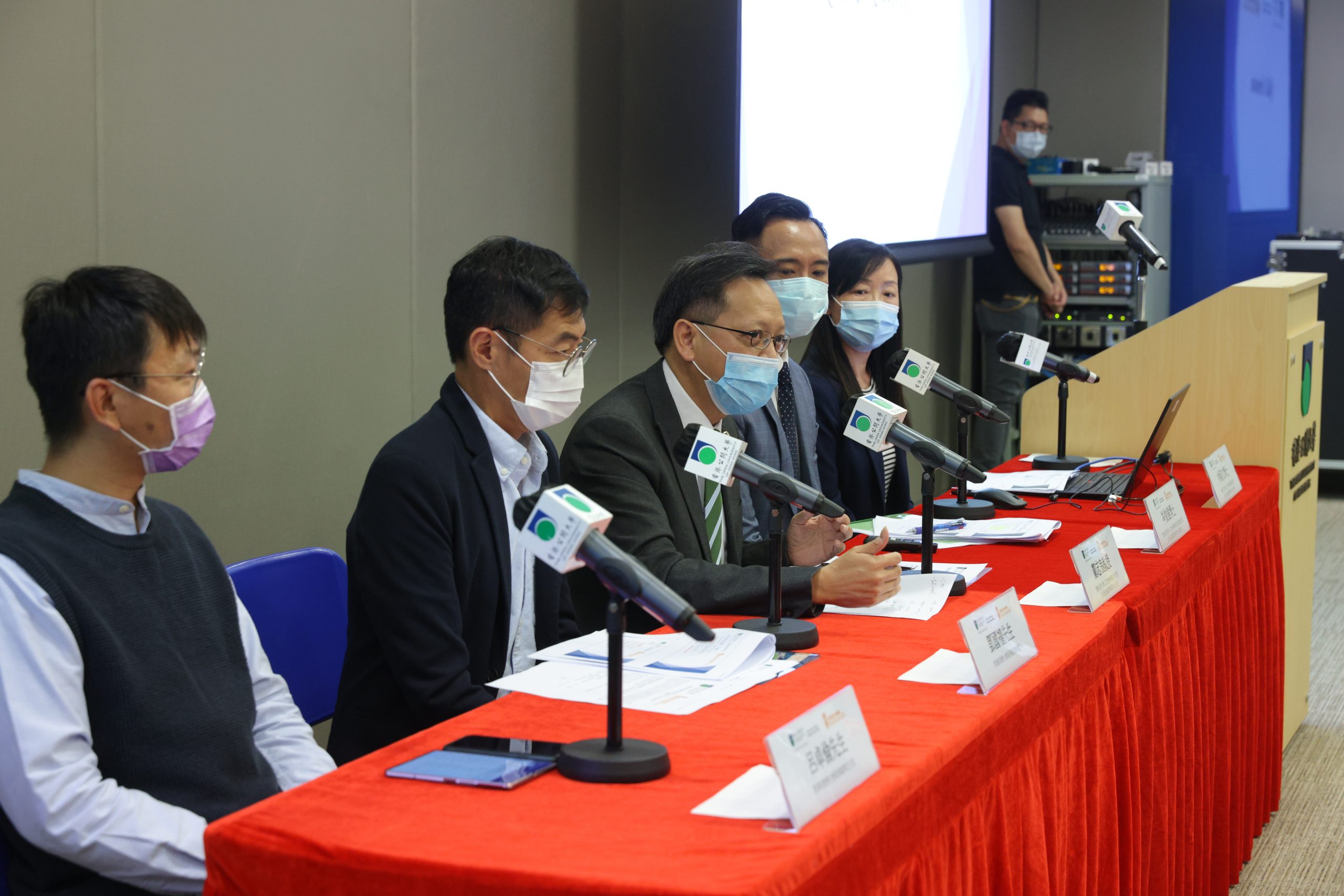 Dean of the OUHK School of Arts and Social Sciences Prof. Charles Kwong Che-leung (third from left) and the research team answer the questions raised by the reporters.