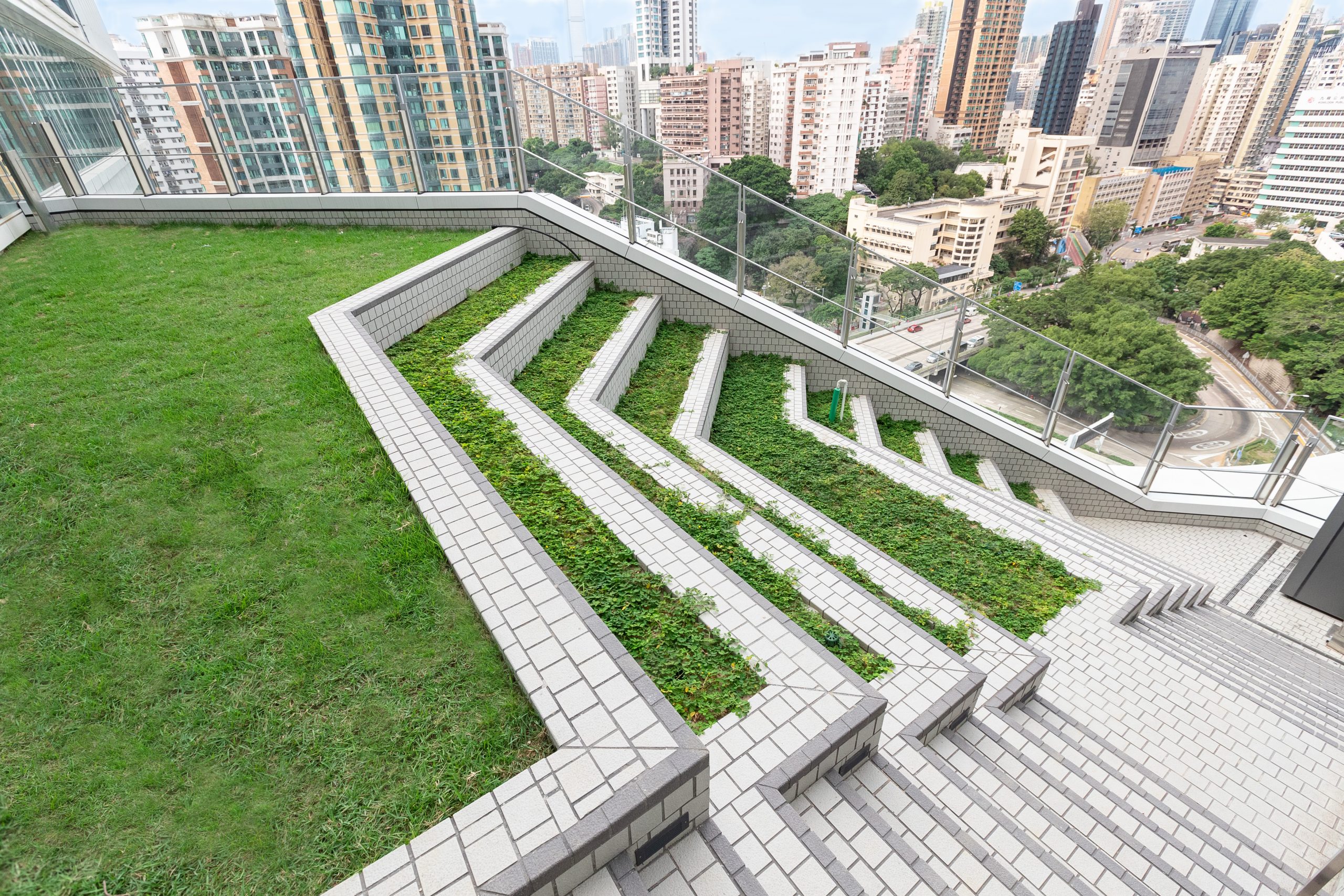 大楼加入大量的绿化元素，绿化面积更覆盖逾30%建筑面积，图为位於9楼的空中花园。