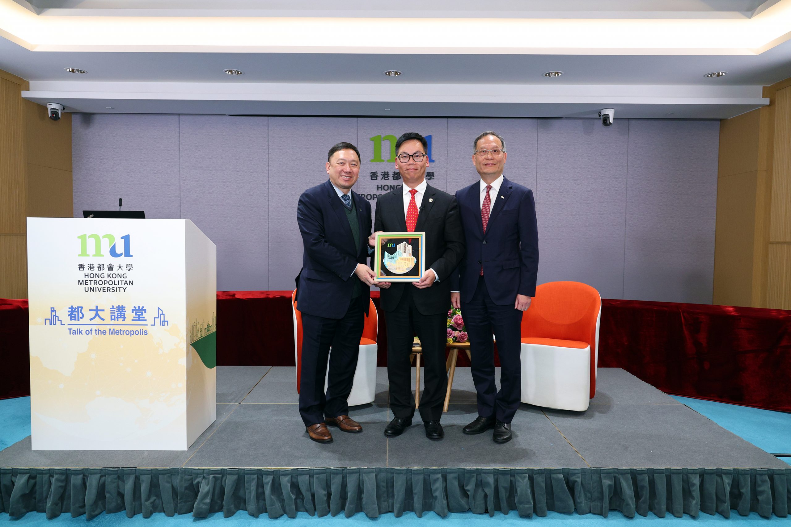 HKMU Council Chairman Ir Dr Conrad Wong Tin-cheung (left) and President Prof. Paul Lam Kwan-sing (right) present a souvenir to the President of the Hong Kong Institution of Engineers Ir Aaron Bok Kwok-ming.